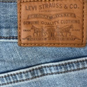 Levi’s Women’s Jeans Size:‎ 27 CURVY SKINNY Distressed Color: Blue